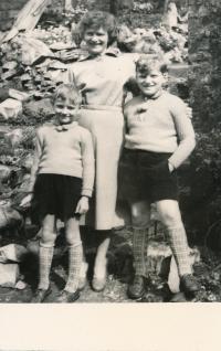 x26 -Pamětnice se syny Josefem a Petrem v r. 1956