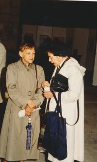 JItka Malíková na vernisáží s Jarmilou Krcálovou, 1992
