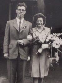 Pavel Macháček a Božena Macháčková, svatební foto v roce 1943