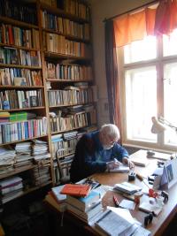 Jaroslav Med ve své knihovně