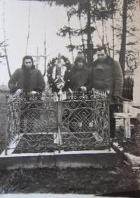 Hrob dvou sourozenců pamětnice v Podlískách, kteří zemřeli v dětském věku