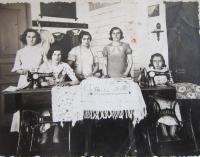 Maminka Věra Vostrá (uprostřed) při učení na švadlenu v roce 1936