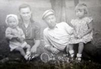 Rodina Lucukova na Volyni (zleva Rostislav, Věra, Alexandr, Slavěna)