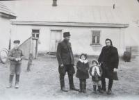 Rodina Lucukova před domem v Podlískách (vlevo kryt sklepa kde se rodina ukrývala před bombardování a otec tam měl kryt, kde se ukrýval při příchodu armád)