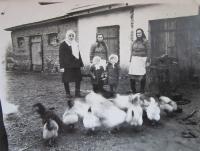 U kovárny v Podlískách (zleva teta Marie, maminka Věra a babička Emílie, dole pamětnice Slavěna se sestřenicí Milenou)