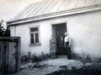 Věra a Alexandr Lucuk s dcerou Slavěnou u jejich domu v Podlískách v roce 1946