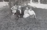 Rodina Lucukova v parku v Rovně v roce 1959 (zleva Věra, Alexandr, Věra, Rostislav)
