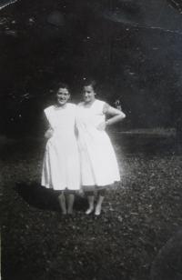 Mila Tomšů and the sister of the witness Magda in 1951 in Hanušovice 