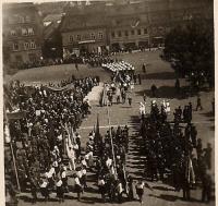 Oslavy na slánském náměstí květen 1946 