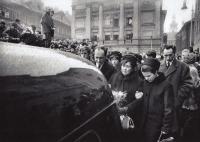 Pohřeb Jana Palacha 1969 - pan Trojan vpravo za snachou paní Palachové
