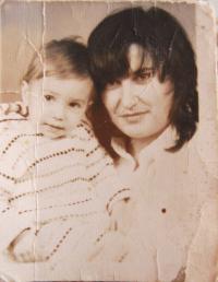 Gabriela Bairová - Stoyanová s dcerou Ivou v roce 1984