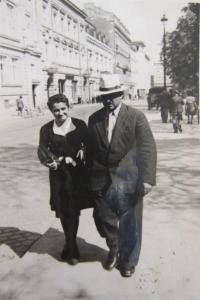 Matka pamětnice Kina Bairová s dědečkem Bohdanem Nedialkovem Vasiljevem
