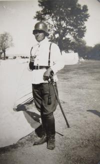 Otec Stefan Bairov ve vojenské uniformě v roce 1945