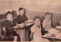 Ve škole v Sofii (pamětnice uprostřed)