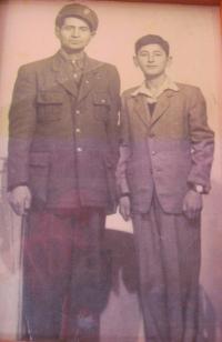Otec Kostas s bratrem Nikosem v padesátých letech