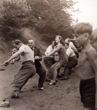 Přetahovaná na táboře BIKINI 1946