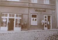Lékárna a holičství na Masarykově náměstí v Bystřici nad Pernštejnem, vlevo lékárna otce pamětníka Jana Svačiny