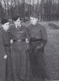 Ve škole SNB, Karel Bažant vpravo, Zbiroh, 1945