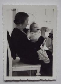 S tetičkou v kojeneckém ústavu v Krči 1942-1943