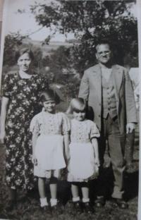 Mother Ernestine, sister Emma, Elsa and father Eduard in Hazlov