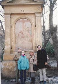 Křížová cesta na Petříně (Andrej s dcerou Alexandrou, bratrem Alexandrem a švagrovou Šárkou)