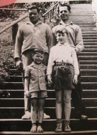 Bratr Josef Bocek  a František Bocek se svými syny Klausem a Petrem