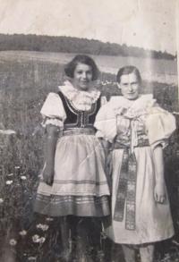 Hanka Hiemerová s Marií Bednaříkovou v hanáckém kroji