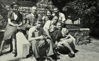 Karel Brhel / sedící uprostřed v popředí / s rodiči a příbuznými / asi v Opavě / okolo roku 1940