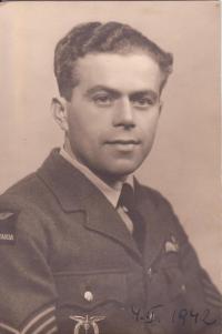 František Dostál, který zahynul v letoun Welington X, HE496. Při cvičném letu se zřítil po výbuchu do moře 9 mil západně od Sillothu v Solwayské zátoce v dubnu 1943