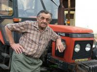 Jan Broj s traktorem v roce 2006