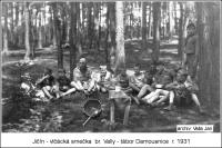 Skautský tábor jičínských skautů, Damousnice 1931: polední siesta; Bedřich Valla je čtvrtý z leva (soukromý archiv Jana Vally)