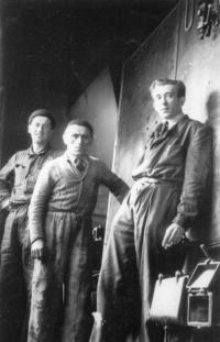 Jičín 10. 7. 1947: Zcela náhodná zakázka naší firmy z Jablonce. Já jsem v pozadí, montoval jsem rozvodné potrubí. Ve středu je montér dodavatele kotle a vlevo je kolega B. Novotný, montér zdravotní techniky.