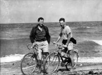 Vedl jsem pod firmou ČSTV skupinu 27 cyklistů okolo Německa; fotka je z roku 1961 na nejsevernějším bodě Německa-CAP ARKONA na Rujaně; se mnou je Joska Bučina, který byl po mě v Jičíně střediskovým skautským vedoucím