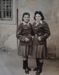 Naděžda Brůhová (vlevo), Libuše Maňhalová, Brandýs nad Labem, 20.7.1945