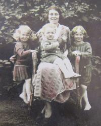 Matka Terezie a sourozenci pamětníka. Zleva Marie Terezie, Hugo a Ludvík