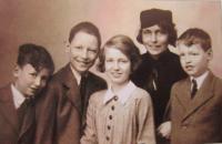 Matka Terezie s dětmi. Zleva Richard, Ludvík, Marie Terezie a Hugo