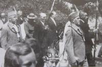 Otec pamětníka Karel Belcredi v průvodu Orlů (uprostřed zcela vpravo)