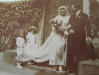 Svatební fotografie rodičů pamětníka Terezie a Karla před kaplí v Letovicích