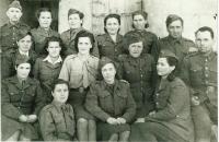 Ženy v československé armádě, ve světlé blůze sedí Josefa Reicinová, napravo dole od ní Pelagie Andresová
