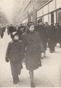 May 1945 - Vanda with her brother Kazimir in Prague - his first walk in Prague