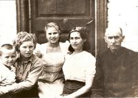 Rodina Biněvských: Zleva: Kazimír, Valentina, Věra a Růžena Biněvských, Lucian Morozovič