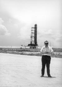 Karel Pacner před raketou Saturn, nesoucí Apollo 11