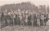 1968 Obnovený skautský oddíl v Bechyni, Jiřina Čechová zcela vpravo
