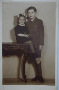 Pamětnice s bratrem, fotografováno po válce 