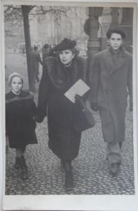 Jarmila Dvořáková s maminkou a bratrem