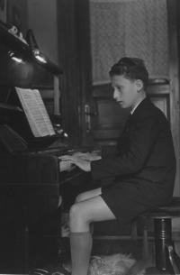 Bohuš Šimsa (Karel Janovický) playing the piano