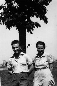 Svatební fotografie manželů Šimsových v kempu Valka, květen 1950, Norimberk