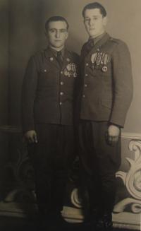 Vlevo Josef Babák, vpravo bratranec Vladimír Hryzbil