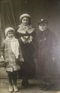 Josef Babák vpravo, uprostřed Marie Lomská