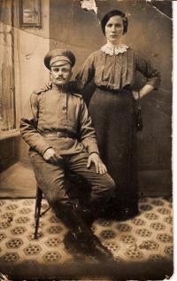 Otec Vladimíra Hryzbila s první ženou.